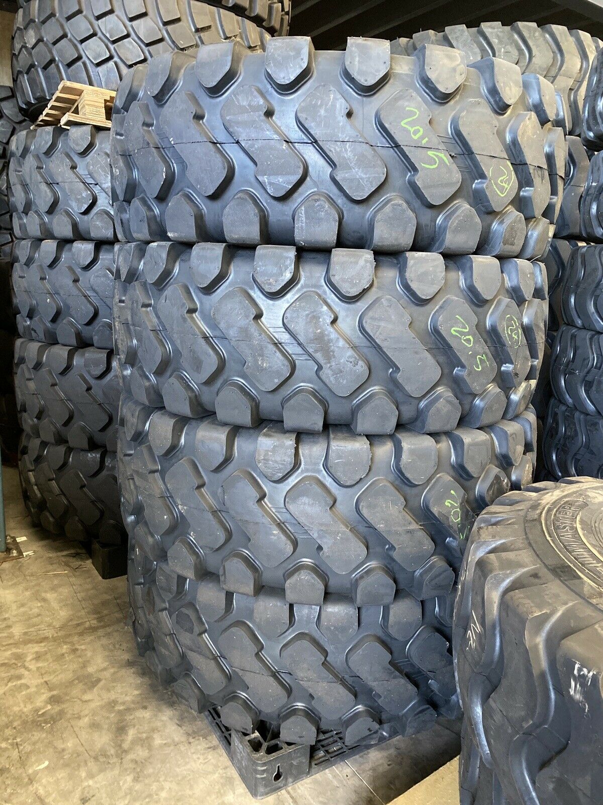 NEW EARTHMOVING 20.5-25 24 Ply BLOCK TYRES
