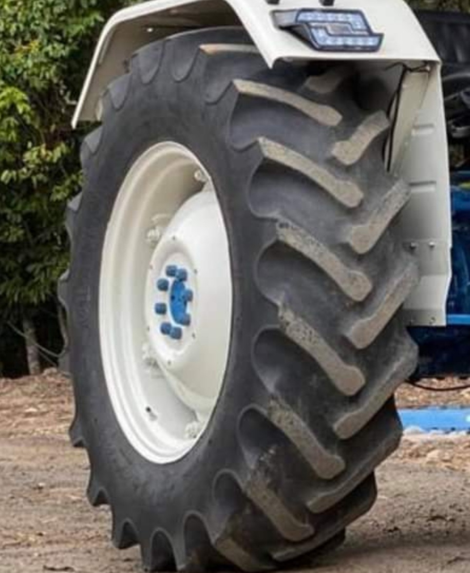 WANTED 14,9 / 28 ford 3600 rims & tyres 